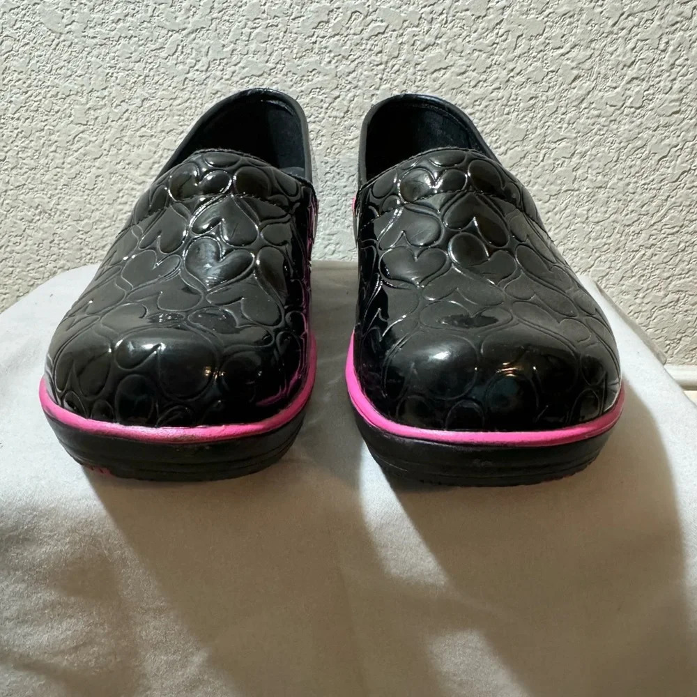 Smitten Womens Faux Patent Leather Clog Medical/Nurse Shoes Heartthrob 37/6.5 US - Picture 5 of 8